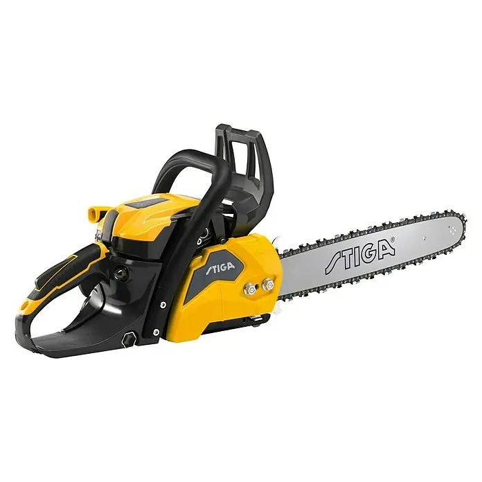 Stiga Benzin-Kettensäge CS 545 - 1,9 kW, 42,4 cm³, Schwertlänge: 40 cm - Die STIGA Kettensäge ist ein leistungsstarkes Werkzeug für Baumschnittarbeiten. Das Gerät ist gelb, schwarz und silberfarben.