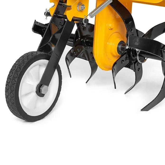 Stiga Benzin-Bodenhacke SRC 36 V - 1,9 kW, 4-Takt, Max. Flächenempfehlung: 135 m² - Detail einer Gartenfräse mit gelbem Metallrahmen, schwarzen Zinken, einem Rad mit weißer Nabe, Feder und Sicherungsstiften.