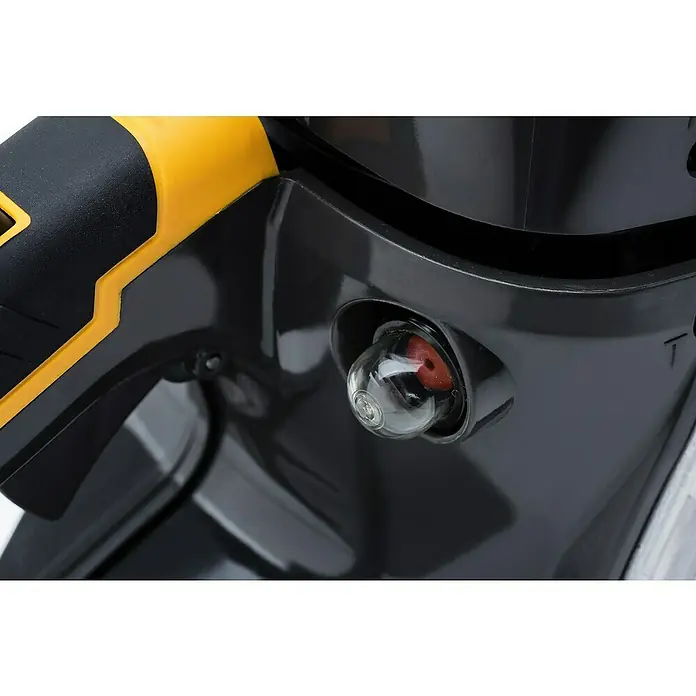 Stiga Benzin-Kettensäge CS 545 - 1,9 kW, 42,4 cm³, Schwertlänge: 40 cm - Nahaufnahme einer Motorsense, die Details wie den Primer und die schwarze Gehäusekonstruktion hervorhebt.