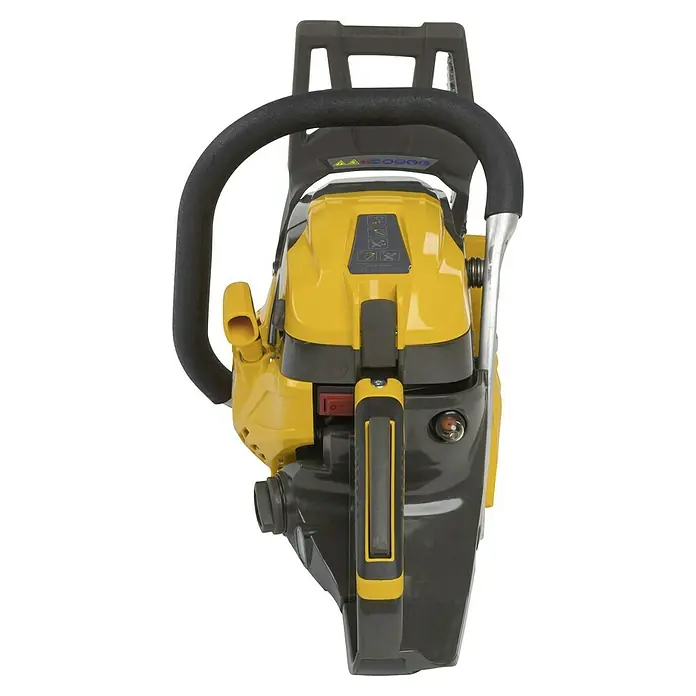 Stiga Benzin-Kettensäge CS 545 - 1,9 kW, 42,4 cm³, Schwertlänge: 40 cm - Nahaufnahme einer gelb-grauen Kettensäge, die Details des Designs und der Bedienelemente zeigt.