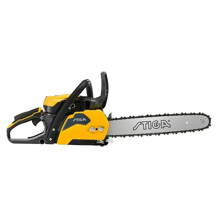 Stiga Benzin-Kettensäge CS 545 - 1,9 kW, 42,4 cm³, Schwertlänge: 40 cm - Eine gelbe Stiga Kettensäge, perfekt für Gartenarbeiten und Baumschnitt, mit einem robusten Schwert für präzise Schnitte.