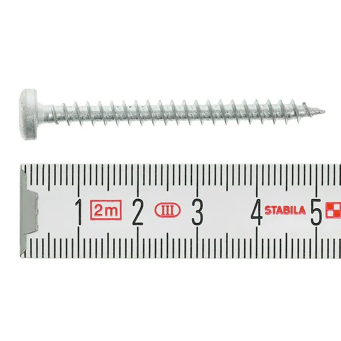 Profi Depot Spanplattenschraube VZ - 4,5 x 50 mm, 100 Stk., Verzinkt, TX für TORX-Antriebe - Ein silberner Schraube liegt auf einem Messstab mit den Maßen von 5 cm, um die Länge der Schraube zu bestimmen.