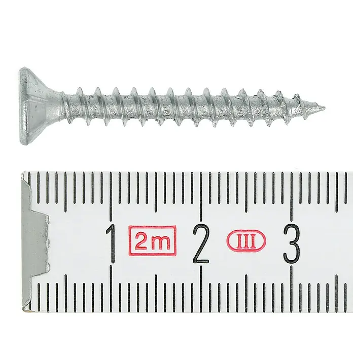 Profi Depot Spanplattenschraube VZ - Ø x L: 4,5 x 35 mm, 500 Stk., Verzinkt - Nahaufnahme einer silbernen Holzschraube neben einem Lineal, das eine Länge von etwa 2,8 cm anzeigt.