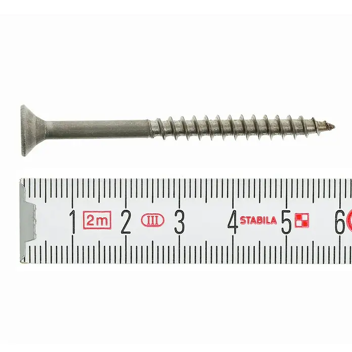Profi Depot Spanplattenschraube A2 - Durchmesser: 5 mm, Länge: 60 mm, Edelstahl, TX für TORX-Antriebe, Teilgewinde, 100 Stk. - Ein einzelner Holzschraube liegt neben einem Messlineal, die Schraube ist ca. 5,5 cm lang und hat einen flachen Kopf.