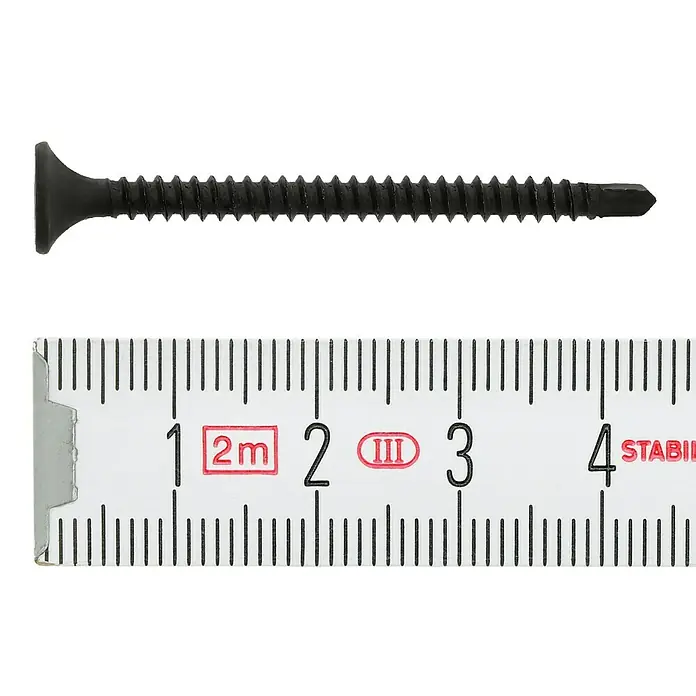 Profi Depot SchnellbauschraubeDurchmesser: 3,5 mm, Länge: 45 mm, Senkkopf, Mit Bohrspitze, 500 Stk. - Das Bild zeigt eine schwarze Schraube, die mit einem Zollstock auf ca. 3,7 cm Länge gemessen wird. Ideal für Heimwerker- und Bauprojekte.