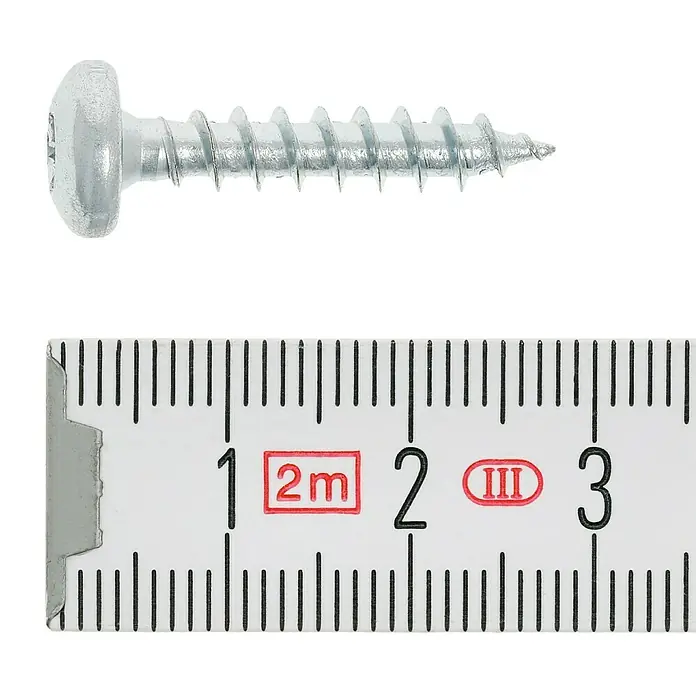 Profi Depot Spanplattenschraube VZ - 5 x 25 mm, 200 Stk., Verzinkt, TX für TORX-Antriebe - Nahaufnahme einer silberfarbenen Holzschraube, deren Länge mit einem Zollstock auf etwa 2,7 cm geschätzt wird.