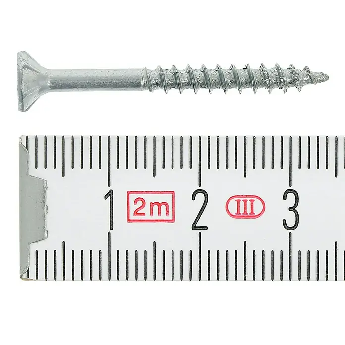 Profi Depot Tornillo para madera - Ø x L: 3,5 x 35 mm, 200 ud., Zincado, Ranura en forma de cruz Pozidriv - Primer plano de un tornillo avellanado con rosca métrica, colocado junto a una regla para medir su longitud.