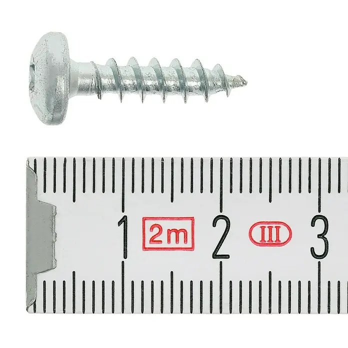 Profi Depot Spanplattenschraube VZ - 5 x 20 mm, 200 Stk., Verzinkt, TX für TORX-Antriebe - Nahaufnahme einer silbernen Holzschraube neben einem Messlineal zur Größenbestimmung.