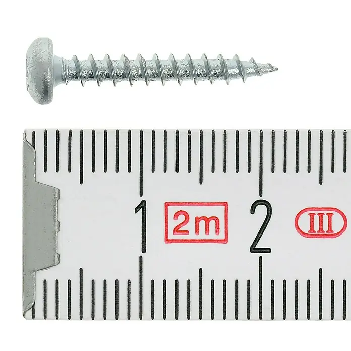 Profi Depot Spanplattenschraube VZ - 3 x 20 mm, 200 Stk., Verzinkt, TX für TORX-Antriebe - Nahaufnahme einer Schraube neben einem Messinstrument, das die Größe der Schraube verdeutlicht.