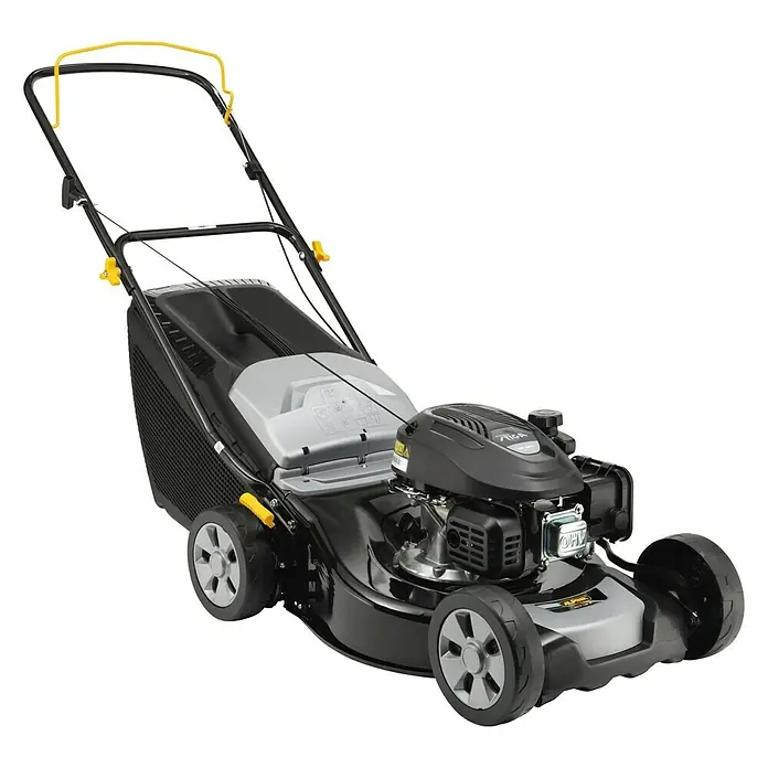 Stiga Benzin-Rasenmäher AL4 46 A - 1,9 kW, 123 cm³, Schnittbreite: 46 cm - Das Bild zeigt einen Rasenmäher der Marke STIGA, ein Gartengerät zum Schneiden von Grasflächen, mit einem gelben Griff.
