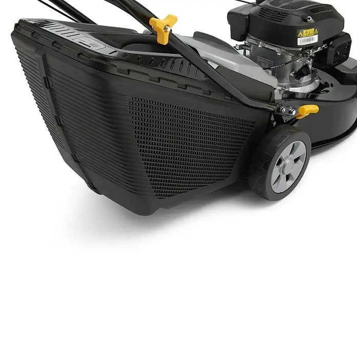 Stiga Benzin-Rasenmäher AL4 46 A - 1,9 kW, 123 cm³, Schnittbreite: 46 cm - Nahaufnahme eines Rasenmähers mit Grasfangkorb und gelben Akzenten.