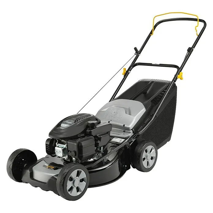 Stiga Benzin-Rasenmäher AL4 46 A - 1,9 kW, 123 cm³, Schnittbreite: 46 cm - Hier ist ein Stiga Rasenmäher, ein nützliches Werkzeug zum Rasenmähen. Er ist schwarz mit gelben Akzenten und einem Grasfangkorb.