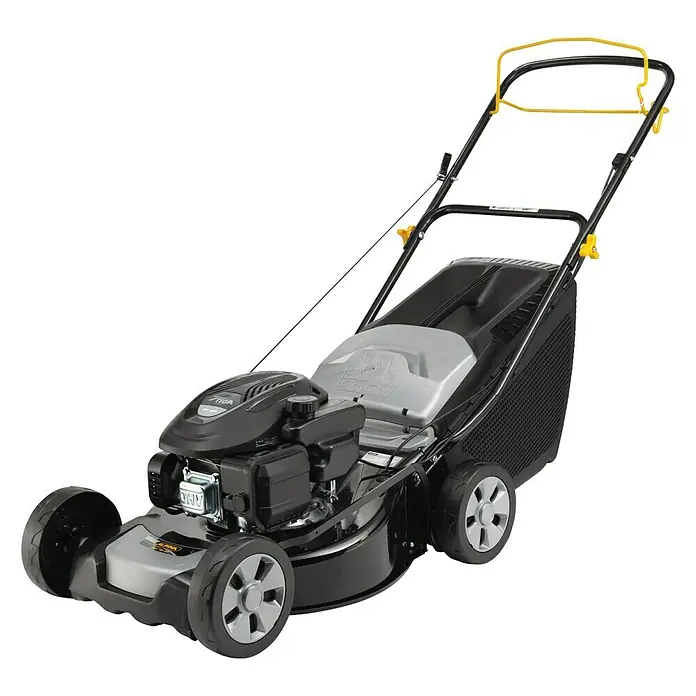 Alpina Benzin-Rasenmäher AL4 46 SA - 1,9 kW, 123 cm³, Schnittbreite: 46 cm - Abgebildeter Rasenmäher, ideal für die Gartenarbeit, mit einem robusten Motor für effizientes Mähen und einem ergonomischen Griff.