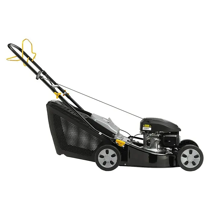 Alpina Benzin-Rasenmäher AL4 46 SA - 1,9 kW, 123 cm³, Schnittbreite: 46 cm - Ein schwarzer Rasenmäher mit gelben Akzenten und einem Grasfangkorb. Das Gerät ist für die Gartenpflege konzipiert.