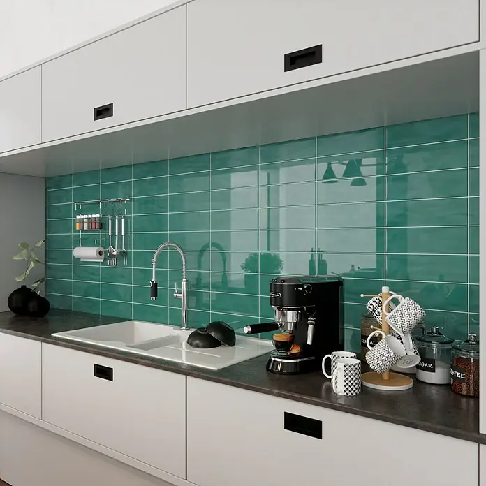 Modern Style Wandfliese Emotion Verde 800 - 9,8 x 29,8 cm, Grün, Glänzend - Küchenansicht mit grünen Fliesenrückwand, weißer Spüle, Kaffeemaschine und modernen Schränken für ein stilvolles Küchendesign.