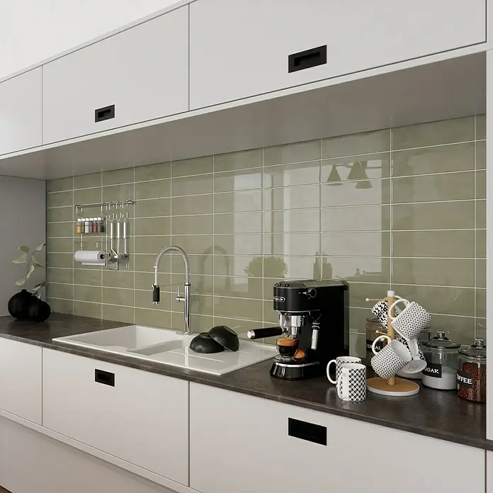 Modern Style Wandfliese Emotion Bege 550 - 9,8 x 29,8 cm, Beige, Glänzend - Eine moderne Küchenszene mit stilvollen weißen Schränken, einer Espressomaschine und dekorativen Elementen auf einer dunklen Arbeitsplatte.