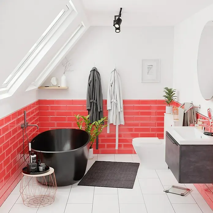 Modern Style Wandfliese Metro Biselado Verme 180 - 9,8 x 29,8 cm, Rot, Glänzend - Stilvolles Badezimmer mit freistehender Badewanne, roten Akzenten und moderner Einrichtung.