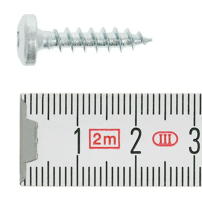 Profi Depot Spanplattenschraube VZ - 4,5 x 20 mm, 200 Stk., Verzinkt, TX für TORX-Antriebe - Nahaufnahme einer Schraube, die mit einem Messschieber auf etwa 2,5 cm gemessen wird.