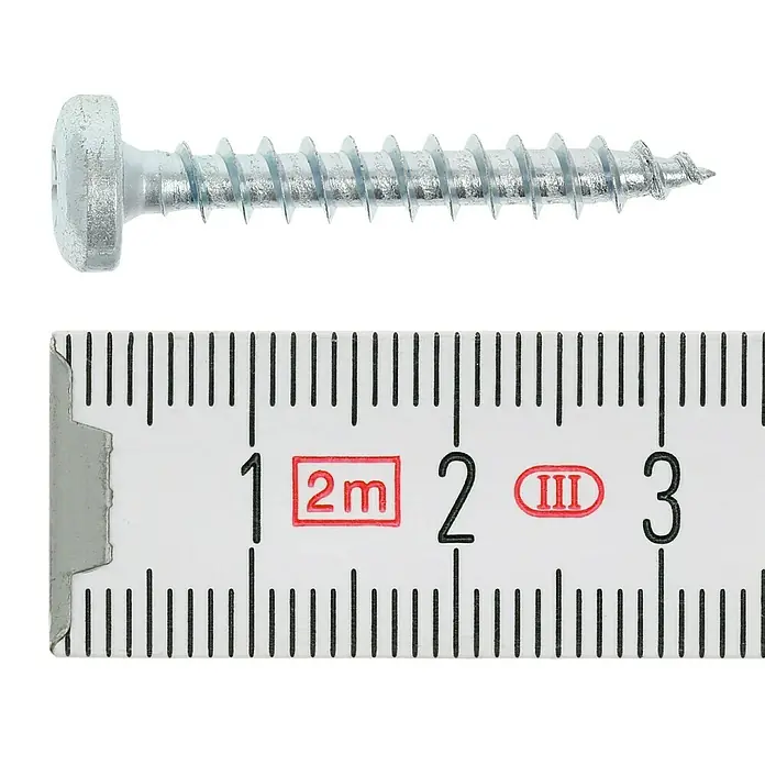 Profi Depot Spanplattenschraube VZ - 4,5 x 30 mm, 200 Stk., Verzinkt, TX für TORX-Antriebe - Das Bild zeigt eine Linsenkopfschraube mit metrischem Gewinde, die neben einem Messlineal liegt.