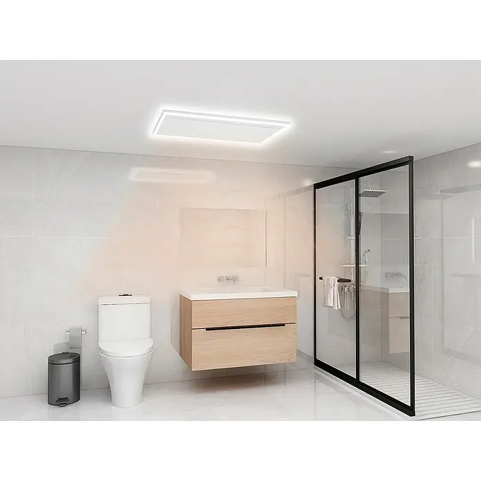 Jollytherm Infrarotheizkörper - 110 x 70 cm, 600 W, Deckenmontage, Weiß - Badezimmer mit einem weißen WC, einem Waschbeckenunterschrank aus Holz und einer Duschkabine mit schwarzem Rahmen, beleuchtet durch eine Deckenleuchte.
