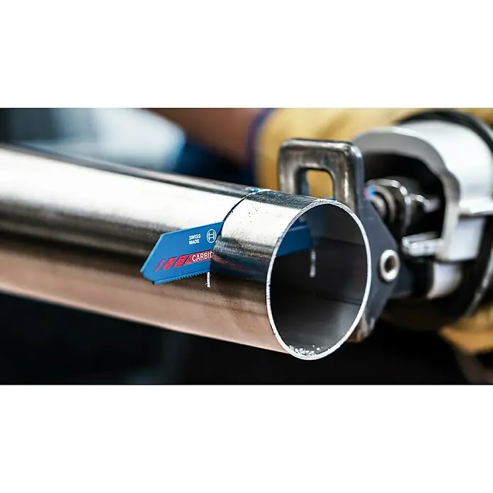 Bosch Expert Säbelsägeblatt Thin Tough Metal S922EHM - Länge: 150 mm, Inox/Edelstahl - Nahaufnahme einer Metallsäge, die ein Rohr durchtrennt. Das Sägeblatt ist blau und trägt die Aufschrift "Swiss Made".