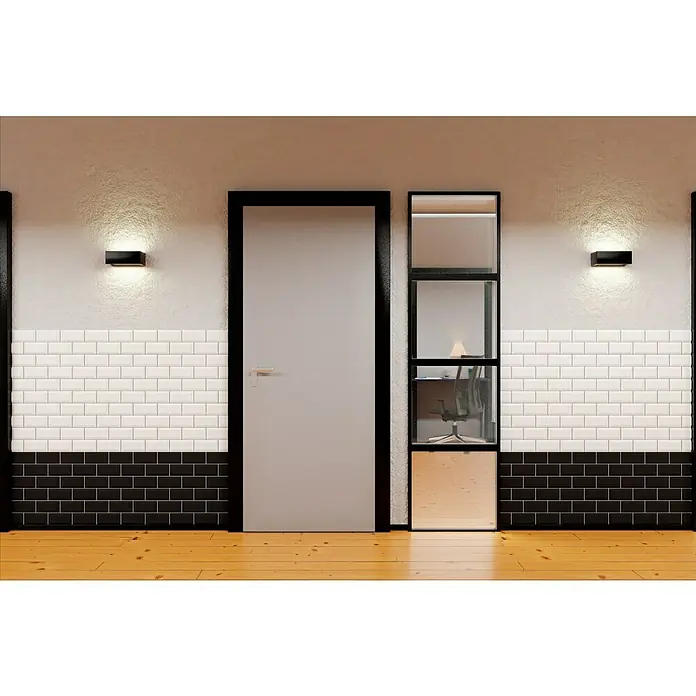 Modern Style Wandfliese Manhattan Biselado Blanco - 7,5 x 15 cm, Weiß, Matt - Eine Innendarstellung zeigt eine Tür neben einem Wandregal, mit Fliesenakzenten an der Wand und einem Parkettboden.