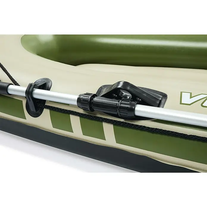 Bestway Hydro Force Lancha neumática Voyager 300 - L x An x Al: 2,43 m x 1,03 m x 31 cm, Capacidad de carga: 170 kg, Verde - Primer plano de un remo sobre una barca inflable verde. El remo es gris y tiene un soporte negro. La barca está hecha de material duradero.