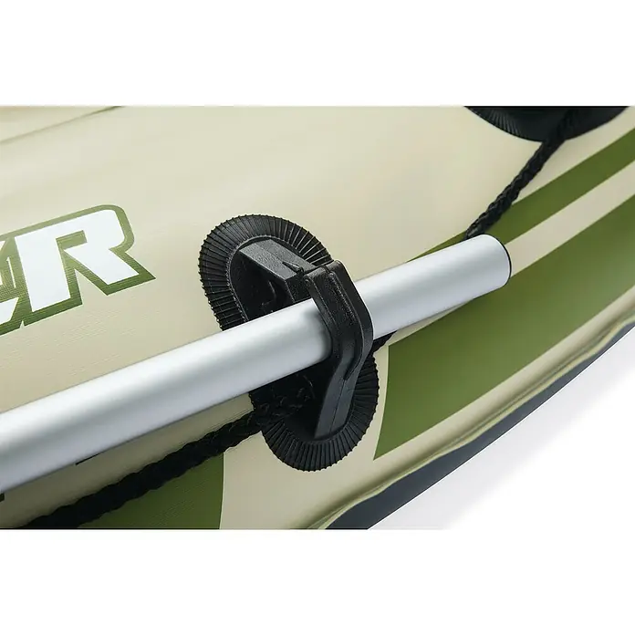 Bestway Hydro Force Lancha neumática Voyager 300 - L x An x Al: 2,43 m x 1,03 m x 31 cm, Capacidad de carga: 170 kg, Verde - Primer plano de un remo en una embarcación inflable de camuflaje, ideal para aventuras acuáticas al aire libre.