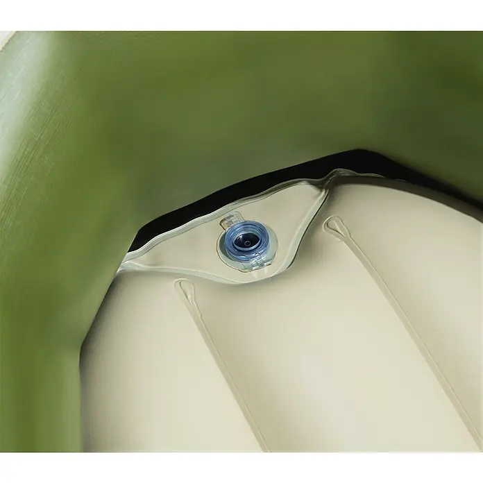 Bestway Hydro Force Lancha neumática Voyager 300 - L x An x Al: 2,43 m x 1,03 m x 31 cm, Capacidad de carga: 170 kg, Verde - Primer plano de un colchón inflable con una válvula azul dentro de un saco de dormir verde.