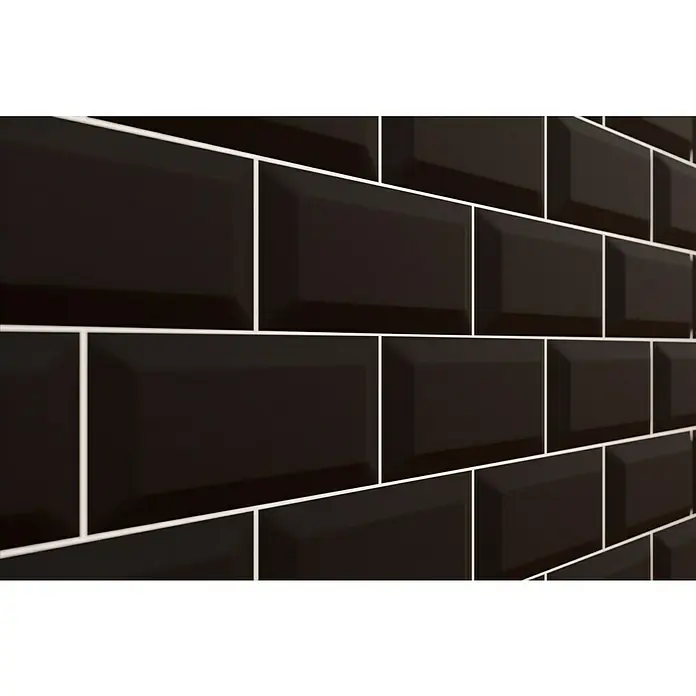 Modern Style Wandfliese Manhattan Biselado Negro - 7,5 x 15 cm, Schwarz, Matt - Nahaufnahme von glänzenden, schwarzen Metrofliesen mit weißem Fugenmörtel, die ein modernes und stilvolles Wanddesign zeigen.
