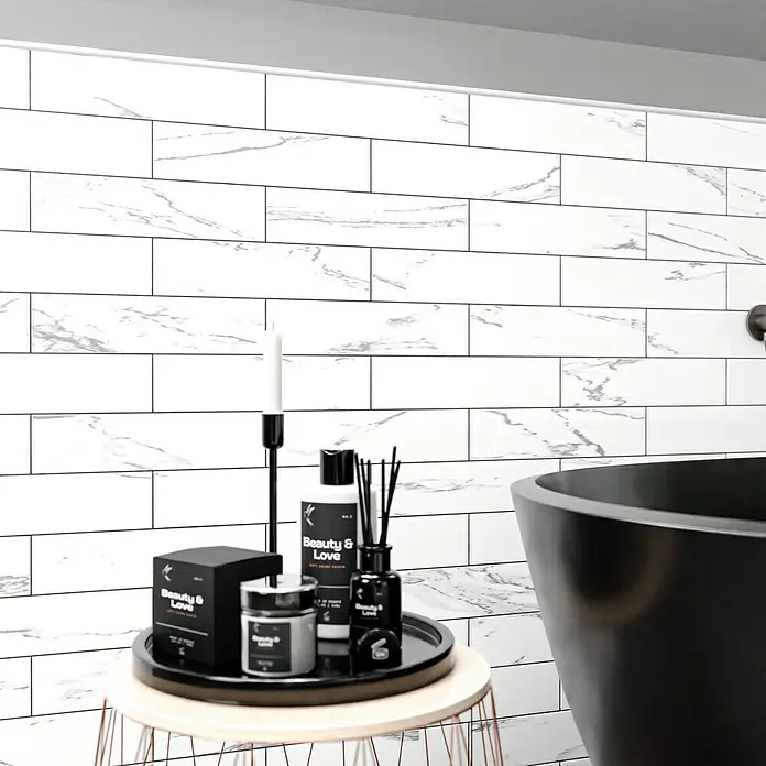 Modern Style Wandfliese Manhattan Calacatta - 7,5 x 30 cm, Weiß, Glänzend - Elegantes Bad-Ensemble mit Beauty & Love Produkten. Die stilvollen Pflegeprodukte ergänzen die moderne Badezimmer-Ästhetik perfekt.