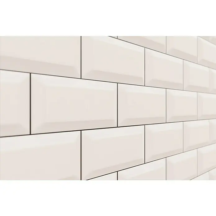 Modern Style Wandfliese Manhattan Biselado Blanco - 7,5 x 15 cm, Weiß, Matt - Detailaufnahme einer Wand mit glänzenden, weißen Metrofliesen und dunklen Fugen, die ein sauberes und modernes Erscheinungsbild erzeugen.