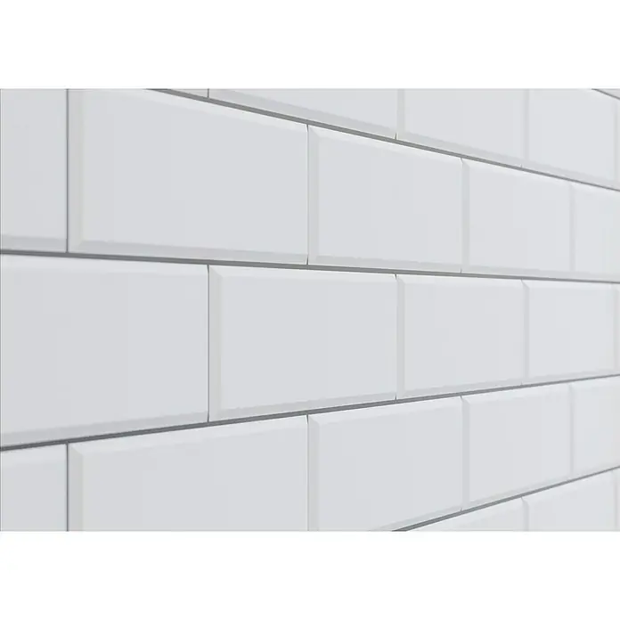 Modern Style Wandfliese Manhattan Biselado Blanco - 7,5 x 30 cm, Weiß, Matt - Detailansicht einer Wand mit weißen Metrofliesen und grauen Fugen, die ein modernes und sauberes Erscheinungsbild erzeugt.