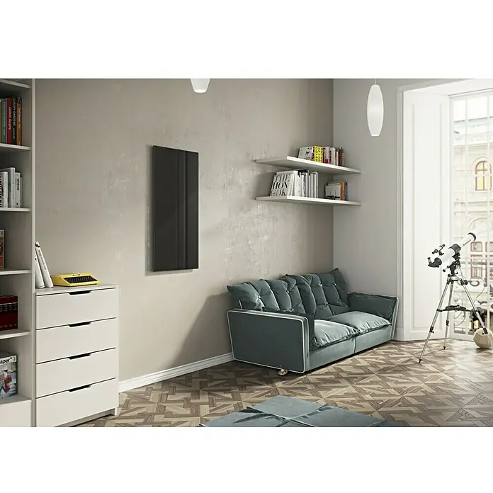 Ximax Infrarot-Glasheizkörper - 1.200 x 600 mm, 800 W, Schwarz - Ein elegantes, schwarzes Heizpaneel an einer getönten Wand, das moderne Design und Funktionalität vereint, um jeden Raum zu bereichern.