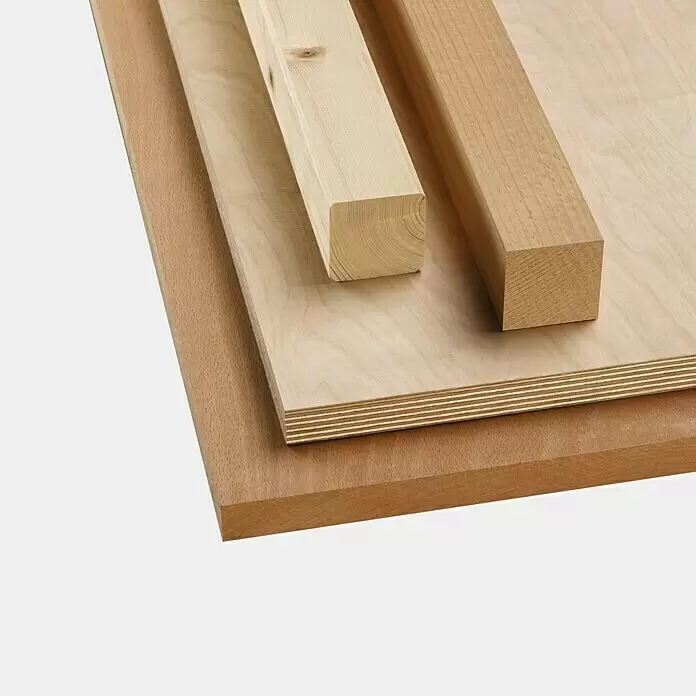 Bosch Kreissägeblatt Expert for Wood - 216 mm, Bohrung: 30 mm, Anzahl Zähne: 48 Stk. - Stapel verschiedener Holzmaterialien: helle Nadelholzbretter, ein dunklerer Hartholzbalken und eine Sperrholzplatte auf einer Massivholzplatte.