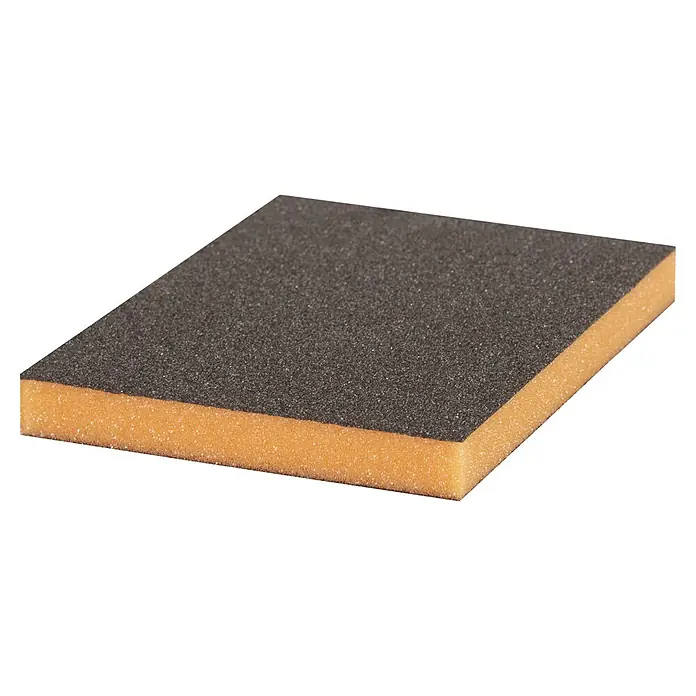 Bosch Professional Expert Schleifschwamm S473 - 120 x 98 x 13 mm, Korngröße: Mittel, 1 Stk. - Nahaufnahme eines Schleifschwamms mit einer schwarzen Schleiffläche und einem orangefarbenen Schwammkörper für Schleifarbeiten.