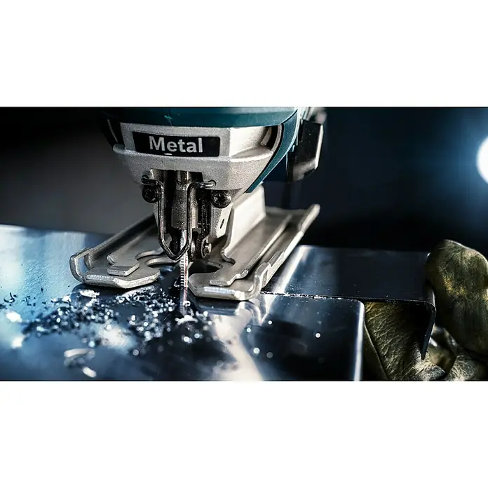 Bosch Expert Stichsägeblatt Stainless Steel T 118 AHM - Edelstahlbleche, T-Schaft - Nahaufnahme einer Stichsäge beim Schneiden von Metall, mit herumfliegenden Spänen und einem Fokus auf Präzision.