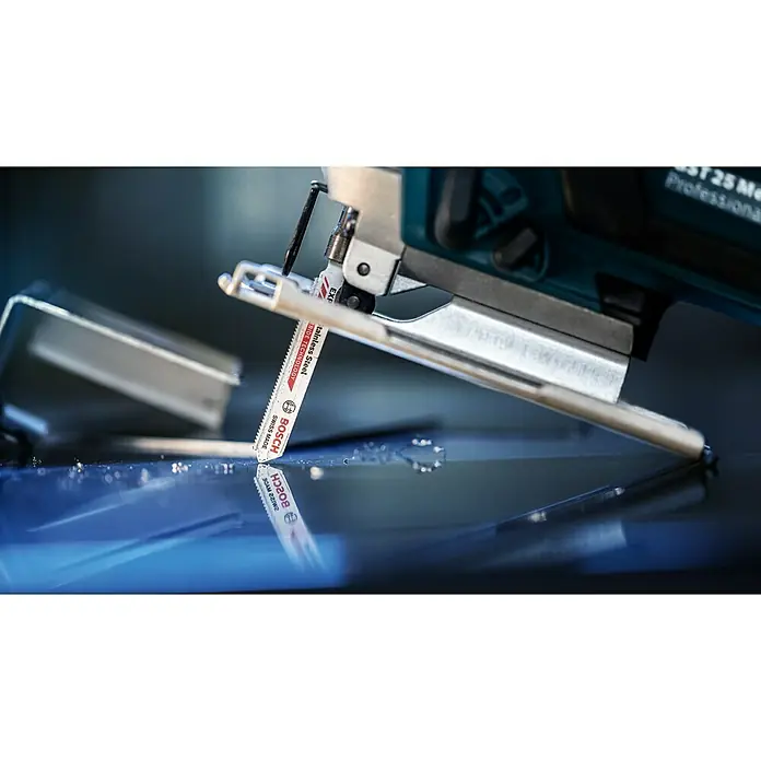 Bosch Expert Stichsägeblatt Stainless Steel T 118 AHM - Edelstahlbleche, T-Schaft - Nahaufnahme einer Stichsäge von Bosch, die mit einem Sägeblatt für Edelstahl ausgestattet ist, auf einer reflektierenden Oberfläche.