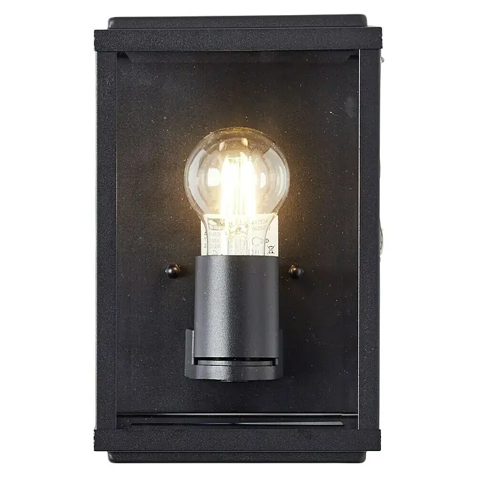 Brilliant Außenwandleuchte Gaia - 60 W, 12 x 16 x 25 cm, Schwarz, IP44 - Nahaufnahme einer schwarzen Wandleuchte mit einer Edison-Glühbirne, die ein warmes, einladendes Licht ausstrahlt und einen industriellen Charme versprüht.