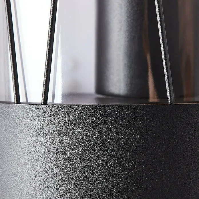 Brilliant Reed Außenwandleuchte - 40 W, 10,5 x 18,2 x 23,6 cm, Schwarz matt, IP44 - Detailaufnahme einer schwarzen Außenleuchte mit feiner Textur und klaren Linien, die modernes Design und robuste Bauweise vereint.