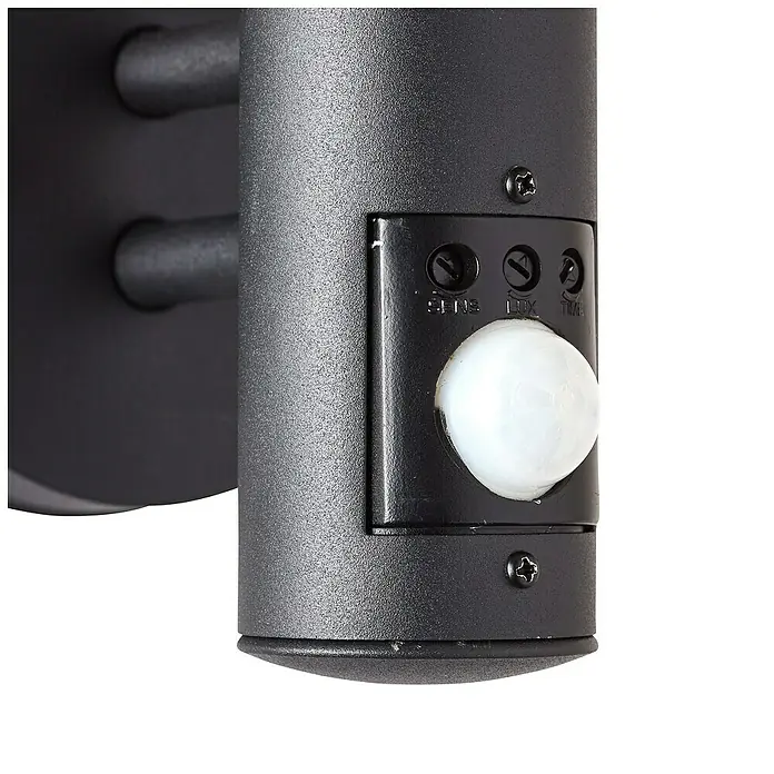 Brilliant Venlo Sensor-Außenleuchte - 18 W, Ø x H: 12,7 x 32,7 cm, Schwarz matt, IP44 - Nahaufnahme einer schwarzen Außenlampe mit Bewegungsmelder und Einstellreglern für Sensibilität, Lichtstärke und Zeit.