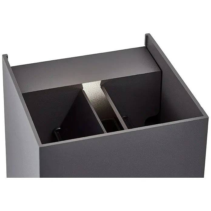 Brilliant LED-Außenwandleuchte Hilly - 6,5 W, 10 x 10 x 10 cm, Dunkelgrau, IP44 - Detailaufnahme einer modernen, grauen Außenleuchte mit Fächern, die ein stilvolles Ambiente erzeugt und funktionale Beleuchtung bietet.