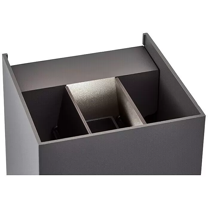 Brilliant LED-Außenwandleuchte Hilly - 6,5 W, 10 x 10 x 10 cm, Dunkelgrau, IP44 - Dunkelgraue, strukturierte Rechteckleuchte mit geteiltem Innenraum, ein Fach reflektierend.