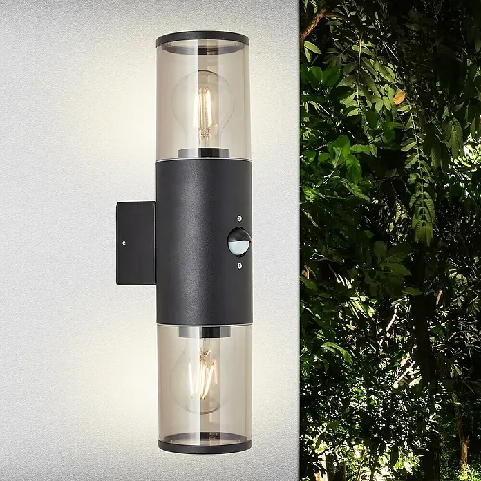 Brilliant Sensor-Außenleuchte Sergioro - 60 W, 12,5 x 9 x 33,2 cm, Schwarz matt, IP44 - Moderne, doppelköpfige Außenwandleuchte mit Bewegungsmelder. Stilvolle Beleuchtung für den Außenbereich mit energieeffizienten Glühbirnen.