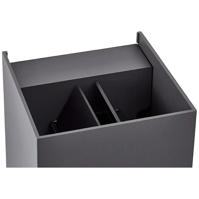 Brilliant LED-Außenwandleuchte Hilly - 6,5 W, 10 x 10 x 10 cm, Dunkelgrau, IP44 - Nahaufnahme eines grauen Briefkastens mit Fächern zur Postsortierung, ideal für den Außenbereich.