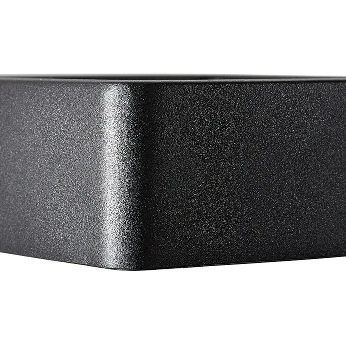 Brilliant LED-Außenwandleuchte Golda - 7 W, 14,5 x 12 x 4,5 cm, Schwarz, IP54 - Nahaufnahme einer schwarzen, rechteckigen Box mit abgerundeten Kanten, die eine moderne und minimalistische Ästhetik betont.