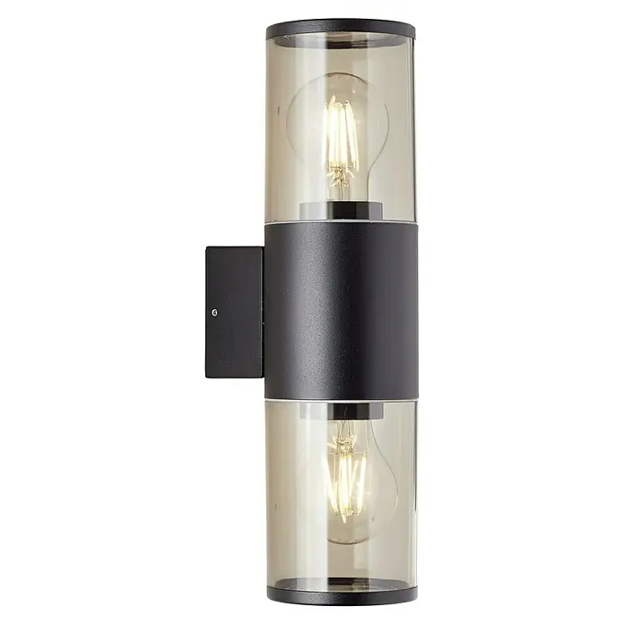 Brilliant Außenwandleuchte Sergioro - 18 W, 12,5 x 9 x 33,2 cm, Schwarz matt, IP44 - Eine moderne, schwarze Wandleuchte mit zwei bernsteinfarbenen Glaszylindern, die jeweils eine Glühbirne enthalten. Stilvolle Beleuchtung.