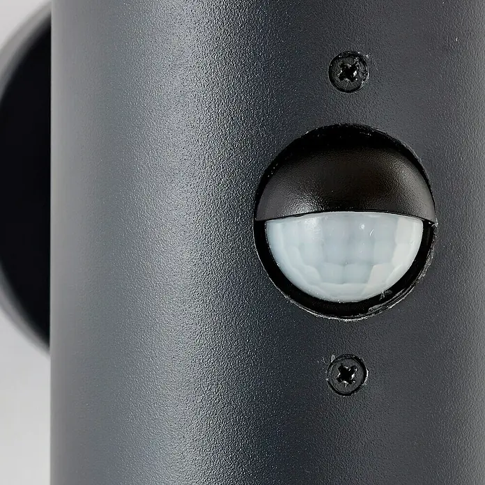 Brilliant Sensor-Außenleuchte Cliffi - 20 W, 16 x 10,5 x 24 cm, Anthrazit, IP44 - Nahaufnahme einer schwarzen Außenleuchte mit Bewegungssensor, befestigt mit zwei Schrauben.