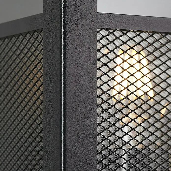 Brilliant Getta Außenwandleuchte - 20 W, 10 x 17 x 26 cm, Schwarz, IP44 - Nahaufnahme einer stilvollen, industriell anmutenden Lampe mit schwarzem Metallrahmen und filigranem Drahtgeflecht, das ein warmes Licht durchscheinen lässt.