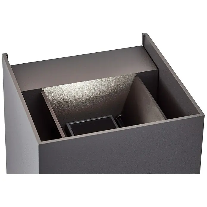 Brilliant LED-Außenwandleuchte Hilly - 6,5 W, 10 x 10 x 10 cm, Dunkelgrau, IP44 - Nahaufnahme einer modernen grauen Außenleuchte mit klaren Linien und minimalistischem Design.